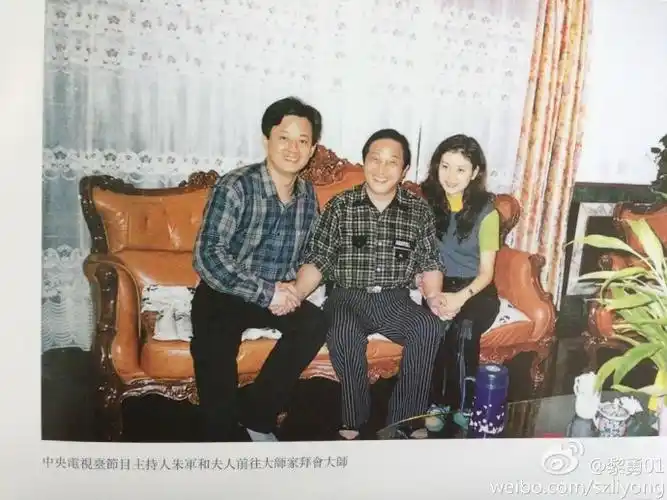 大师王林为众女星床上开光[组图]