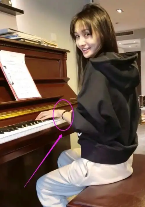 郑爽"弹钢琴"生图火了,镜头放大手腕处后,手上戴的东西成亮点