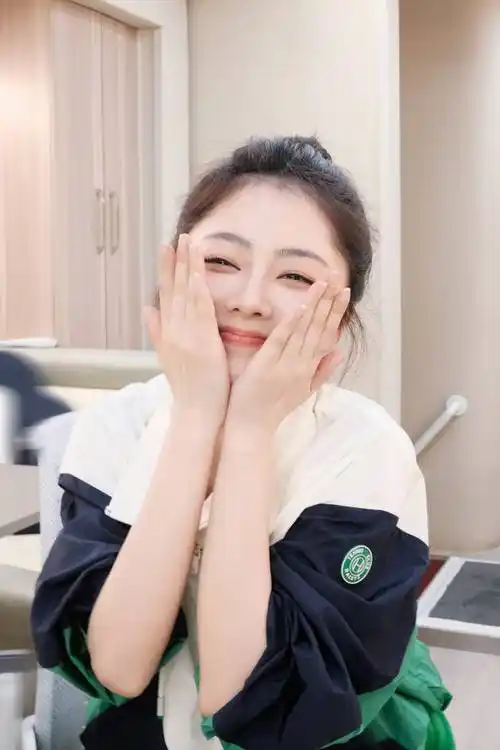 谭松韵晒照庆34岁生日,俏皮灵动惹人爱,笑容甜美宛如初恋