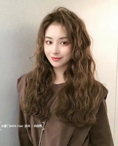 圆脸女生烫这样的卷发可以很好的修饰脸型侧颜刘海可以修饰发际线