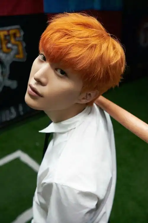 范丞丞橙发白衬衫ootd