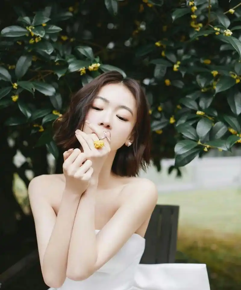 吴谨言# 一袭白色抹胸礼裙,甜美清纯的容颜,白皙细嫩的肌肤,婀娜蹲怂