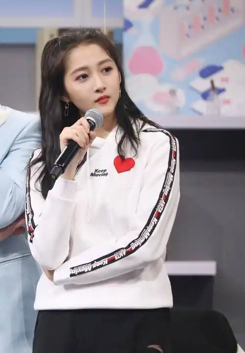 关晓彤和吴宣仪,相差6cm,同为双马尾发型,到底谁更甜?_造型_女孩_身高