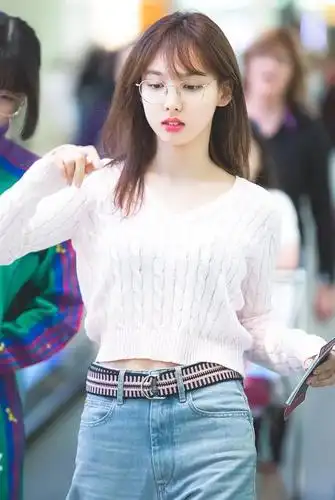 甜美兔牙林娜琏现身机场,白色针织衫配阔腿裤,空气刘海散发魅力