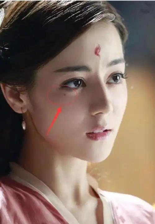 迪丽热巴眼角的美人痣在左边还是右边