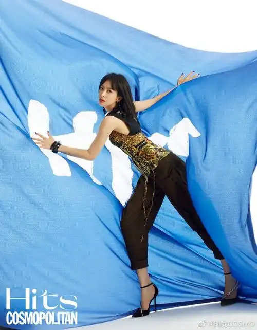 宋茜全新大片挑战运动造型 一头短发戴拳击手套又飒又美