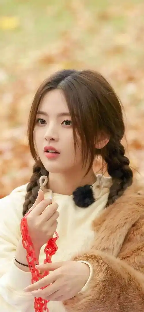 "清醒"杨超越:年挣7000万却拒养妹妹,遭王思聪侮辱获白敬亭偏爱