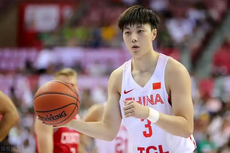 胡明轩彻底火了!中国男篮有希望了,剑指2024年男篮奥运会