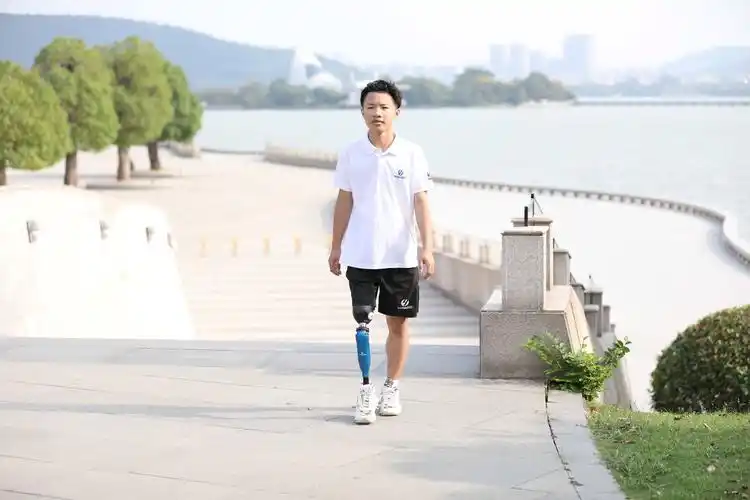 具体表现在以下几个方面:假肢结构,种类更迭:膑韧带承重小腿假肢的