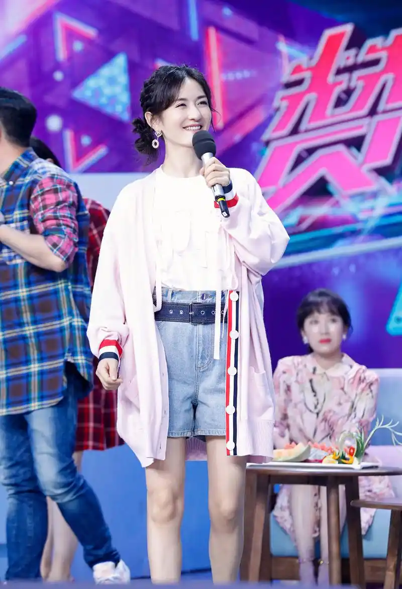 原创谢娜又现元气造型,格子衬衫配卫衣玩下衣失踪,哪像38岁俩娃妈