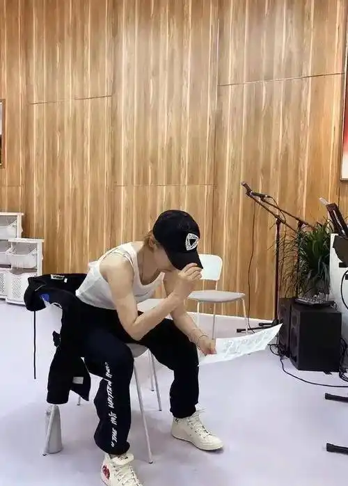 抽烟喝酒打架,公开示爱有夫之妇,她是贵圈没人敢惹的女星_时尚_宁静