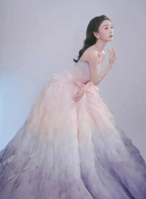 毛晓彤渐变羽毛裙##毛晓彤彩色天鹅