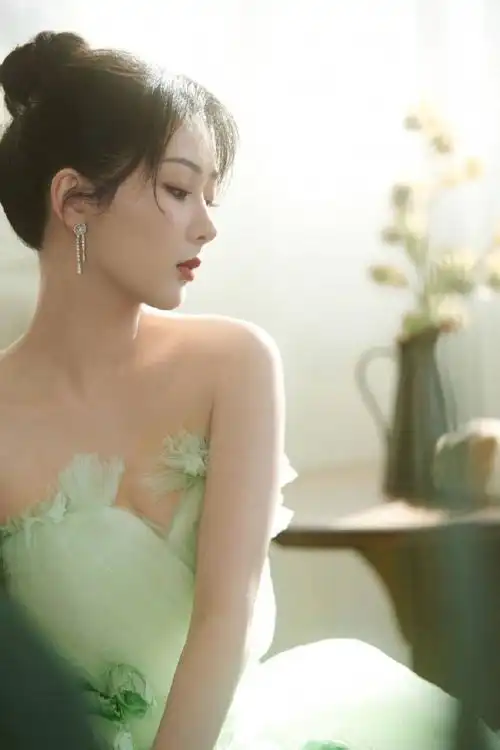 杨紫漫游绿野丛丛倩影灵动 逆光侧颜精致氛围感十足|杨紫|氛围感|精致