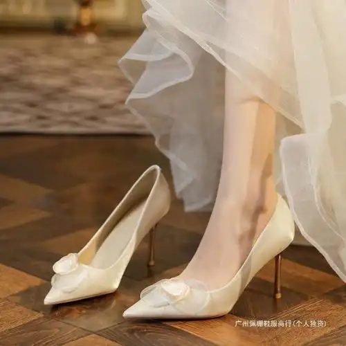 法式绸缎婚鞋女山茶花朵超级仙气高跟鞋主婚纱高贵优雅新娘鞋大码