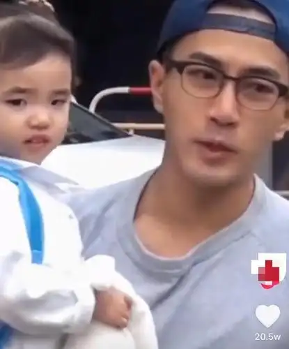 小糯米正脸罕曝光颜值不像父母遭非议杨幂疑已一年没看女儿