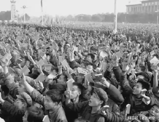 图片老正要说的是,这事万不可掉以轻心,当年的红卫兵横行就是这个路子