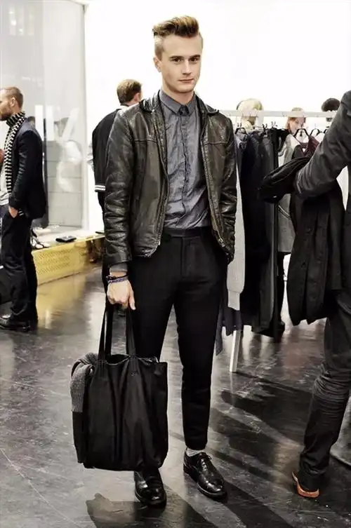 这款皮衣款式上非常简单.衣长刚好不长不短,适合搭配衬衫使用哦!