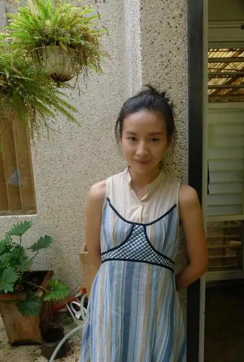 43岁董洁直播瑜伽裤擦边穿反超尴尬身材消瘦干瘪遭吐槽