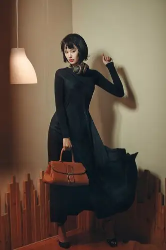 名模王一时尚大片展示优雅成熟气质