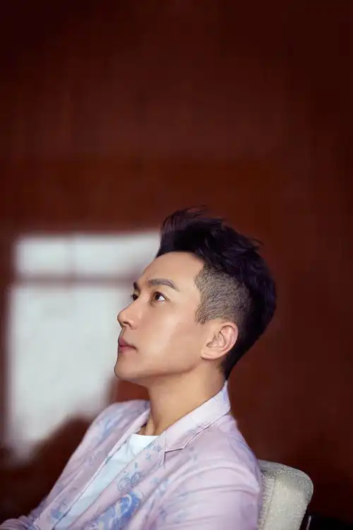 刘恺威粉色西服帅气图片