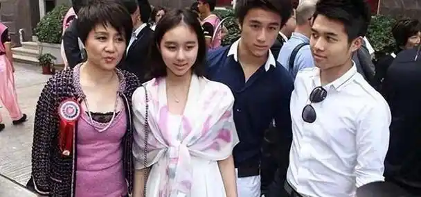 刘德华演唱会1排惊现2女神,朴素打扮引热议,粉丝:太意外?