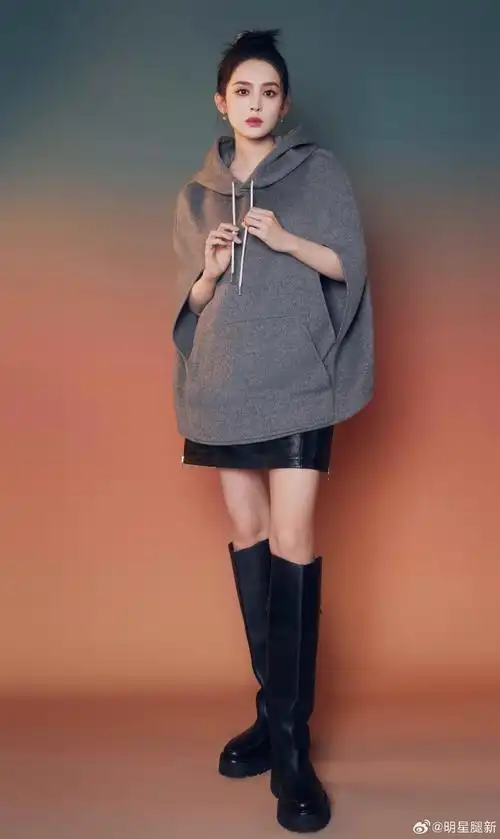 长腿少女古力娜扎春心萌动穿长靴录制综艺节目《我在你的未来吗》