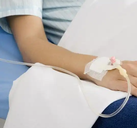 能帮忙p张在医院打点滴的图吗