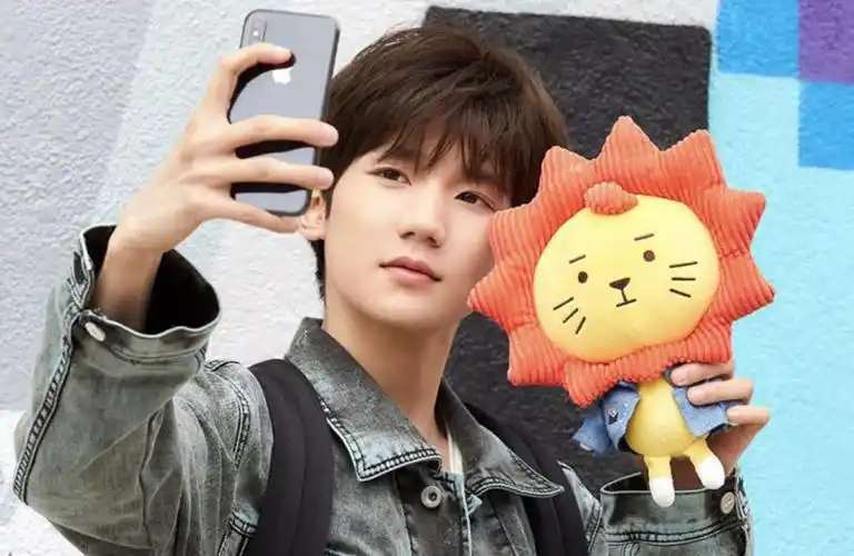 王源设计的"莱阳"实红,郑爽爱不释手,周雨彤随身携带