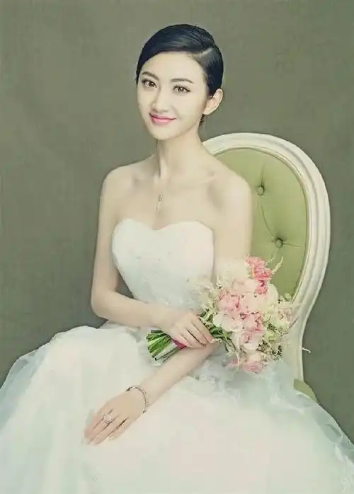 郑爽新婚纱照曝光真厉害又瘦出新高度,连杨幂和热巴都自叹不如!