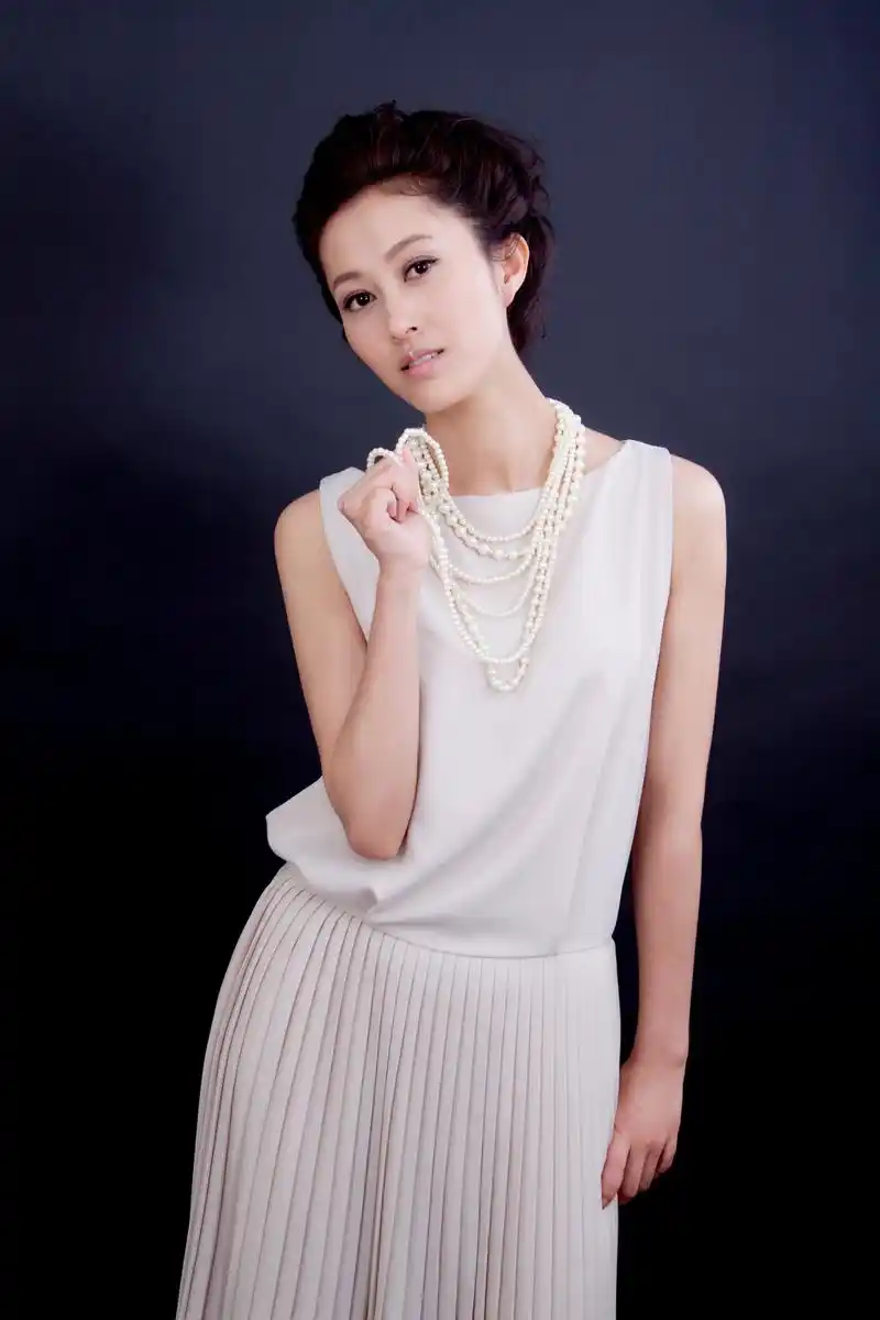 高清组图:袁志博回归知性 演绎古希腊女神_高清图集_新浪网