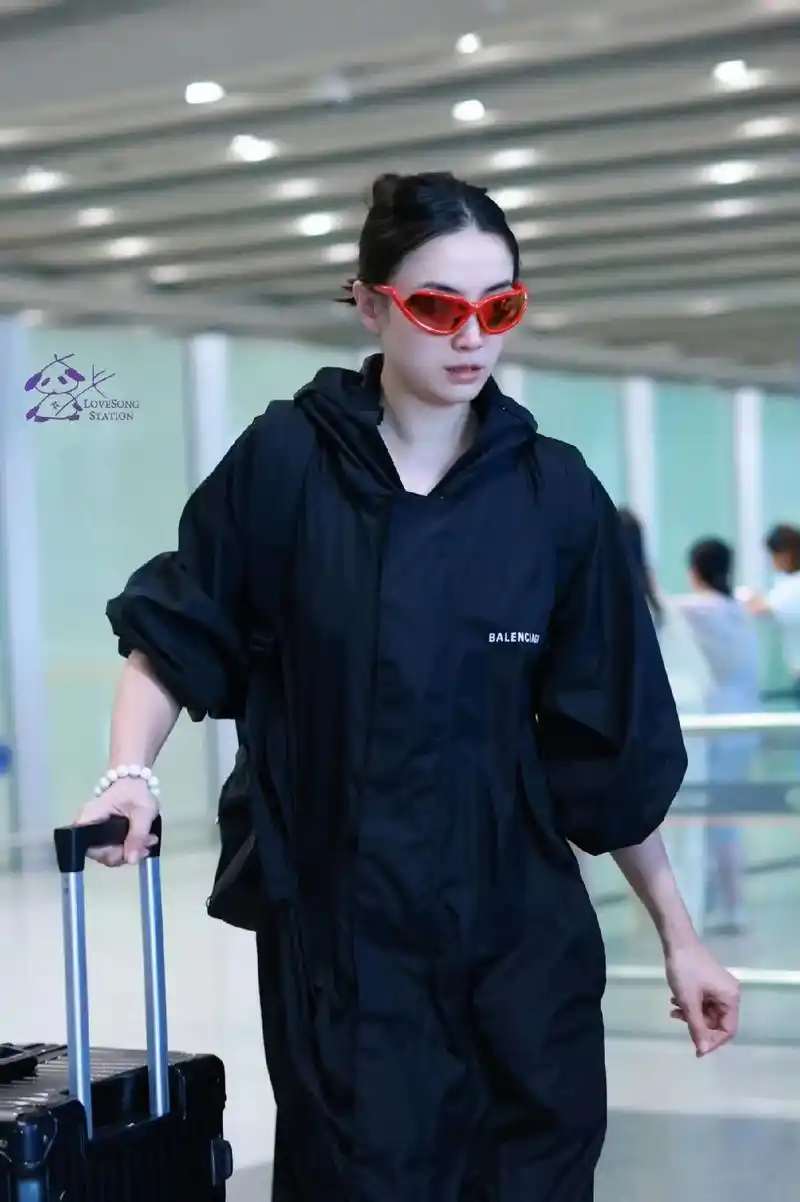 好酷啊～宋佳机场街拍 - 抖音