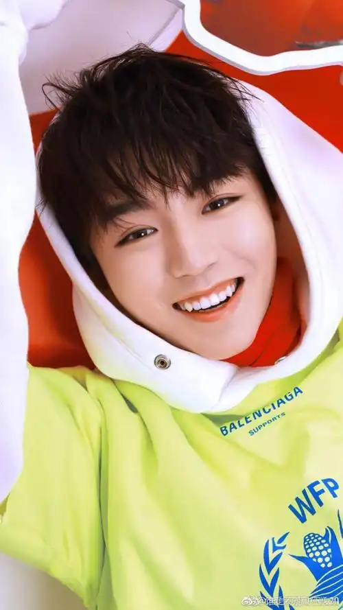 今日分享一则王俊凯微笑合集,甜度爆表的小虎牙可爱出没.