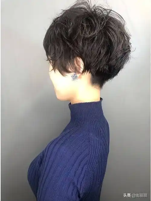 女士短发想要美,记得试试纹理烫,蓬松自然不夸张