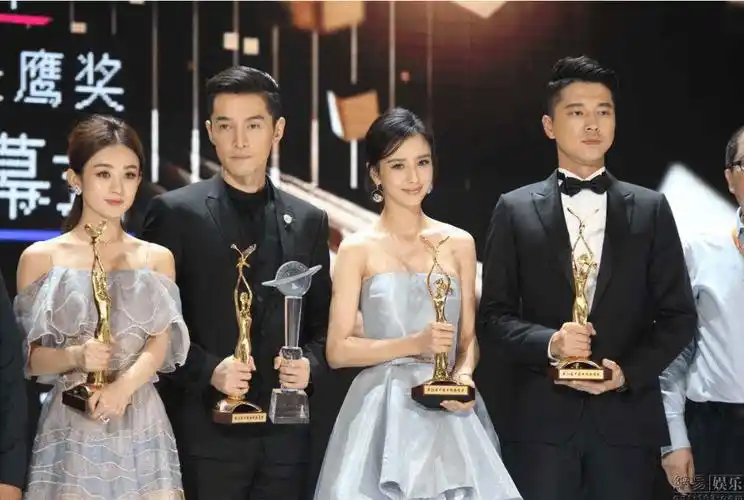 当年的金鹰奖,赵丽颖凭借《花千骨》拿下金鹰视后,佟丽娅同为视后,而