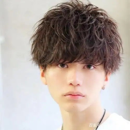 "锡纸烫"适合20多岁的男生,一种新流行,新时尚,阳光帅气!