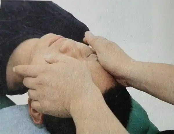 以掌面局部着力于施术部位,以肘关节为支点,腕关节放松,以前臂主动