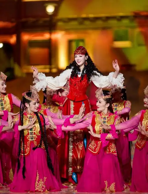 迪丽热巴超话[舞狮]#春晚#旋转起舞,裙角飞扬,挥别旧岁迎新年.