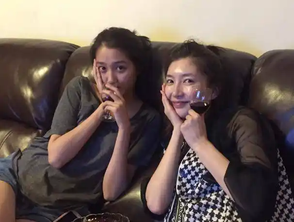 有时关晓彤也会在家里约朋友一起品红酒,她是个对红酒很有研究的年轻
