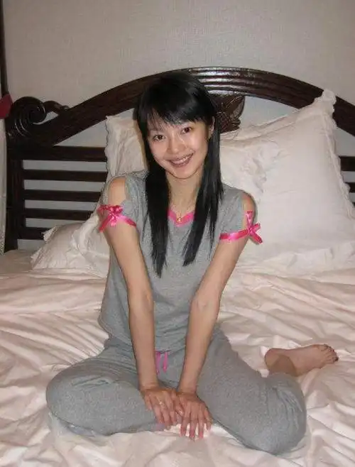 高圆圆多年的好闺蜜,出道多年没有名气,因与保安飙脏话受关注