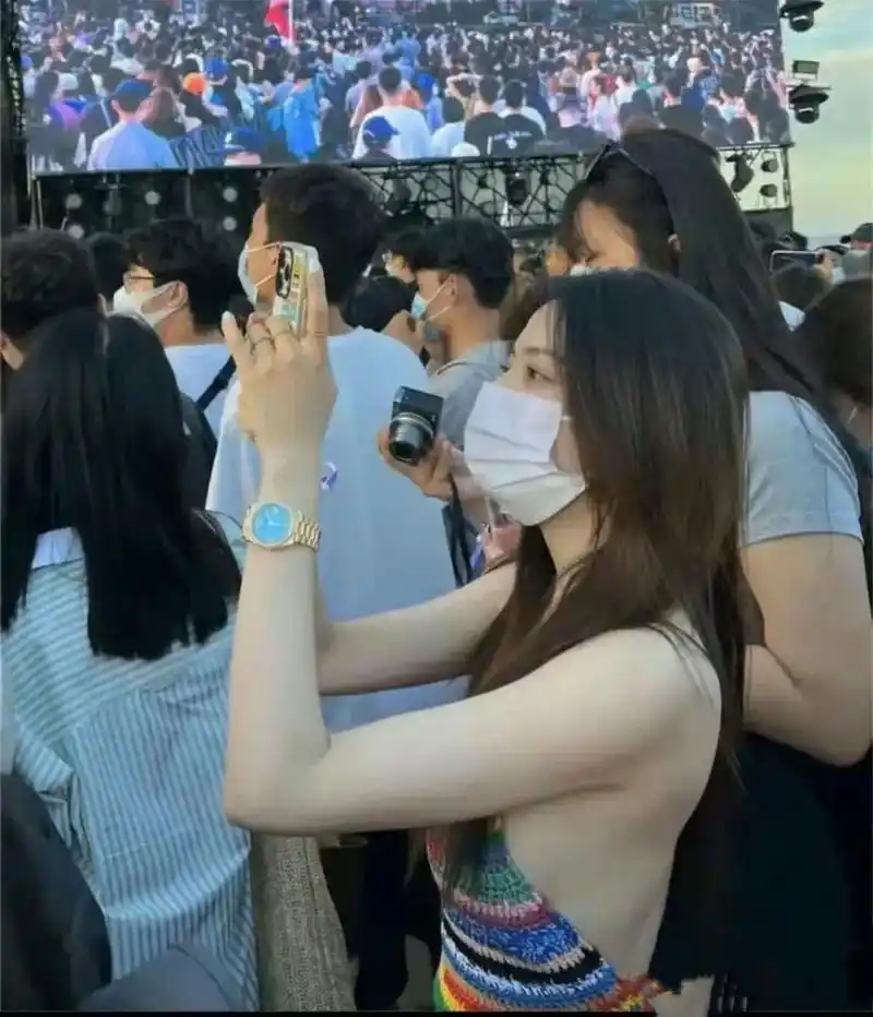 徐璐真敢穿,居然就穿一根绳子出门,这弄不好就是一个彻底大曝光,不知