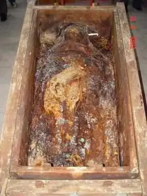 [视频]古墓挖出千年女尸 全身发黑注满水银