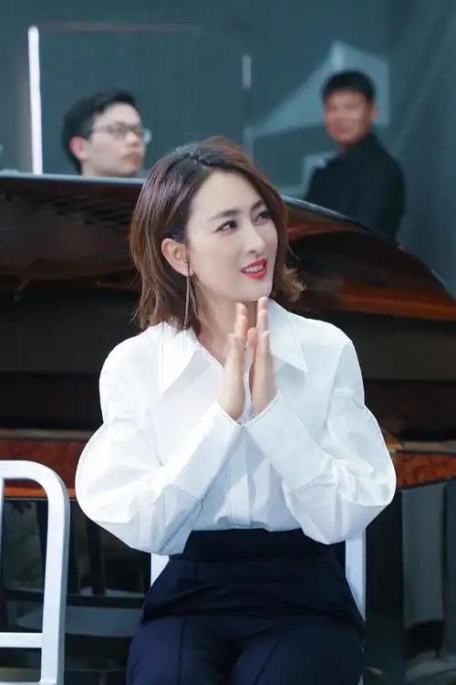 38岁马苏换新发型变波波头短发配衬衫西裤干练时髦减龄时髦