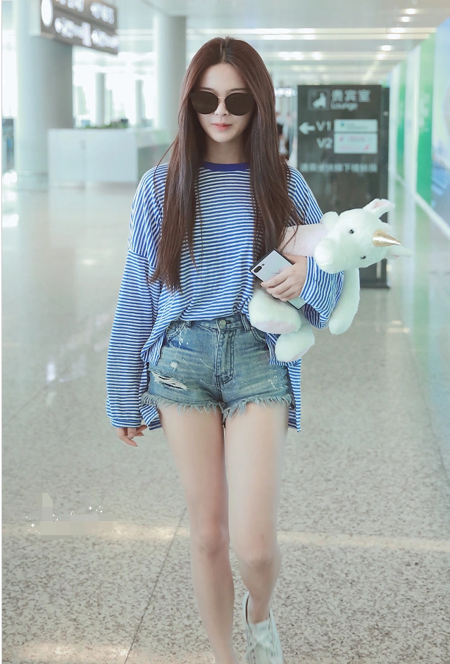 杨超越身穿条纹衫搭配热裤现身机场 怀抱布玩偶少女气息十足