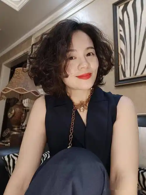 不得不说,"齐耳卷发"才是最适合中年女人的发型,洋气显年轻_头发_整体