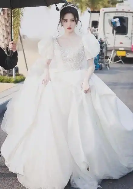 鞠婧祎最新婚纱大片白纱裙挑战最美新娘四千年美女凭颜值圈粉