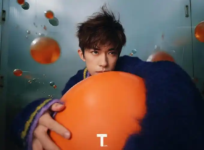 这次的拍摄灵感来自千玺2021年在微博上分享的一个dv视频,@tfboys-易