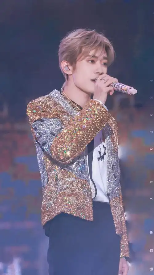 鸟姐自觉盖上了红盖头##易烊千玺十周年演唱会单人机位