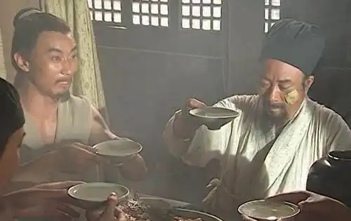 《水浒传》中英雄豪杰大口喝酒吃牛肉