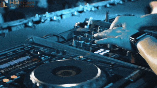 一场大型夜场蹦迪让每一块肌肉都抖动起来不同于市区内千篇一律的室内