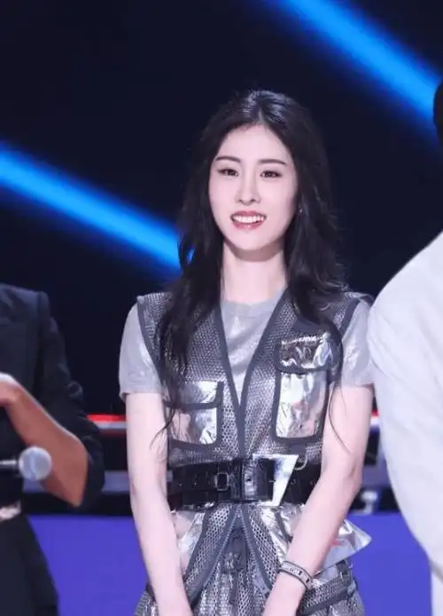 直至2021年,一则惊动娱乐圈的消息爆出:张碧晨为孩子上了户口,而父亲